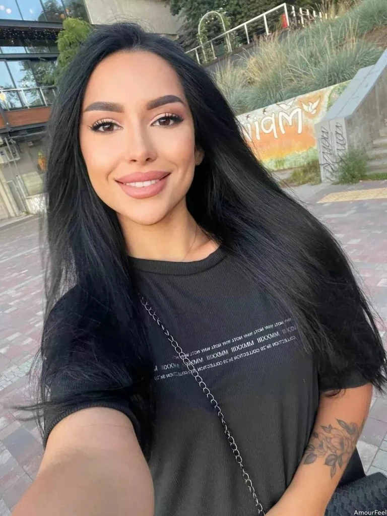 Nina Profile image 2