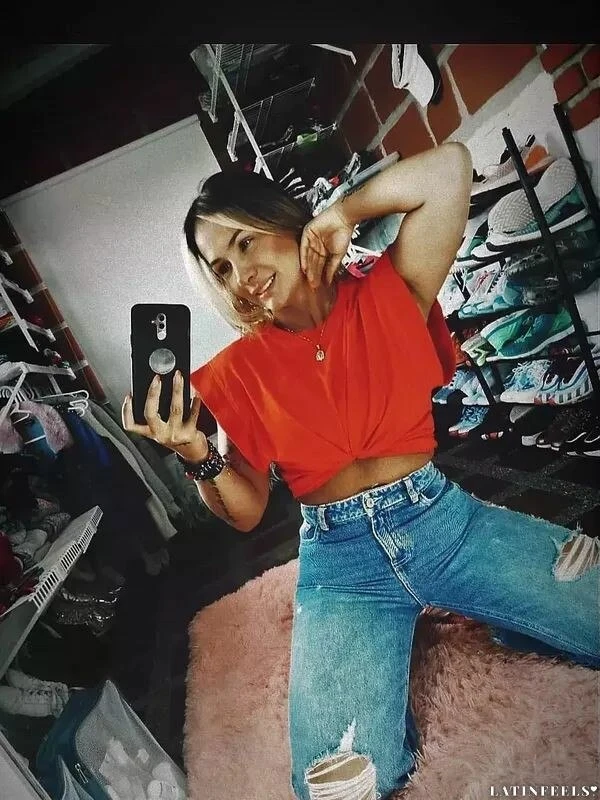 Laura Yurani Profile image 3