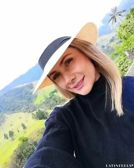 Laura Yurani Profile image 2