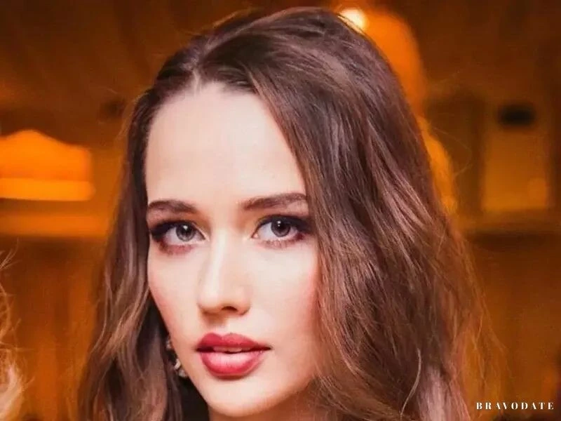 Elena Profile image 4